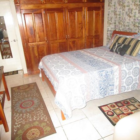 The Residence Portmore Apartments Extérieur photo