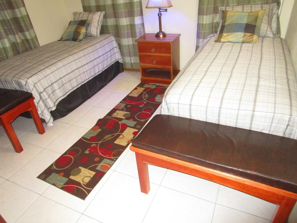 The Residence Portmore Apartments Extérieur photo