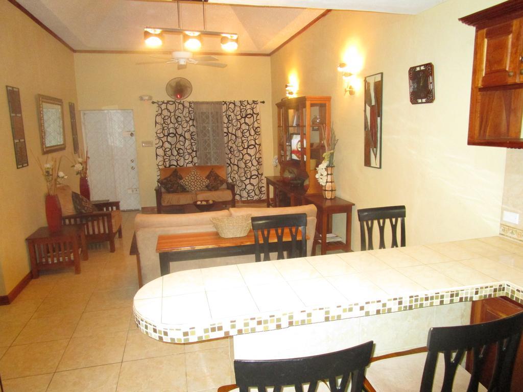 The Residence Portmore Apartments Extérieur photo