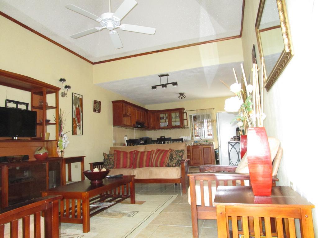The Residence Portmore Apartments Extérieur photo