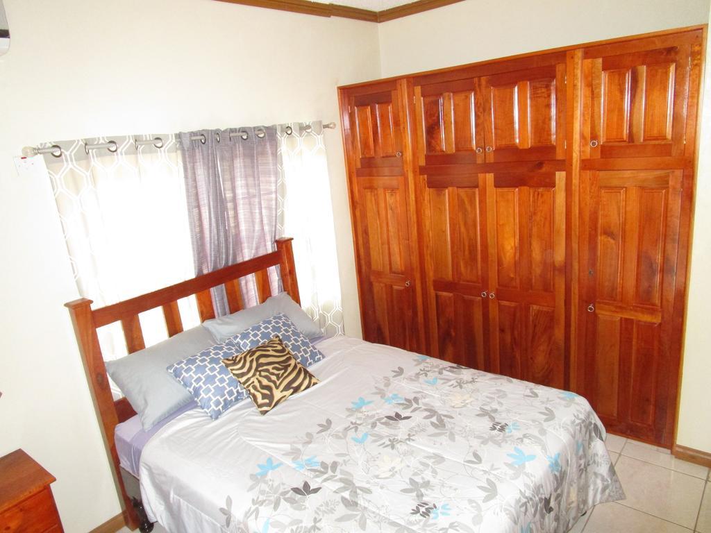 The Residence Portmore Apartments Extérieur photo