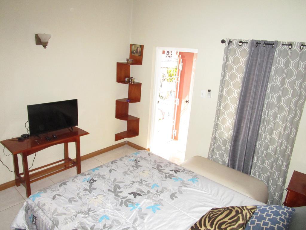 The Residence Portmore Apartments Extérieur photo