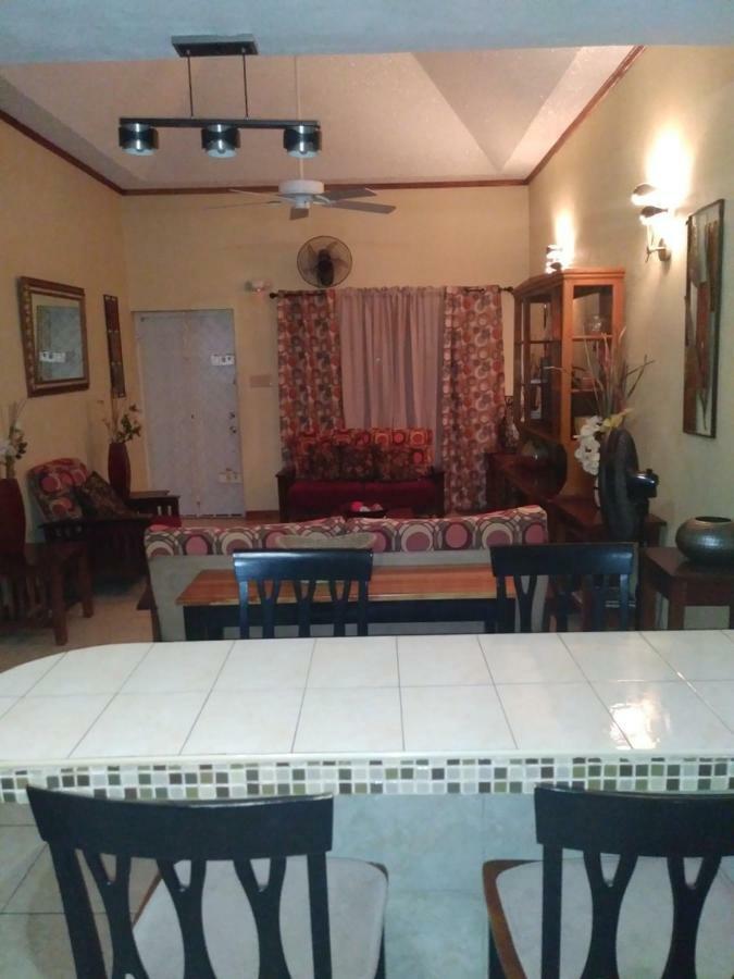 The Residence Portmore Apartments Extérieur photo